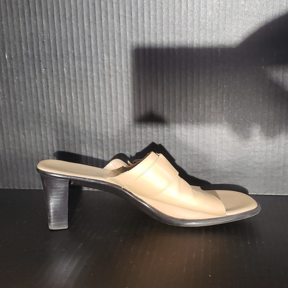 Aerosoles Women's Cream Heeled Sandals. Sized 9.5. - Picture 3 of 7